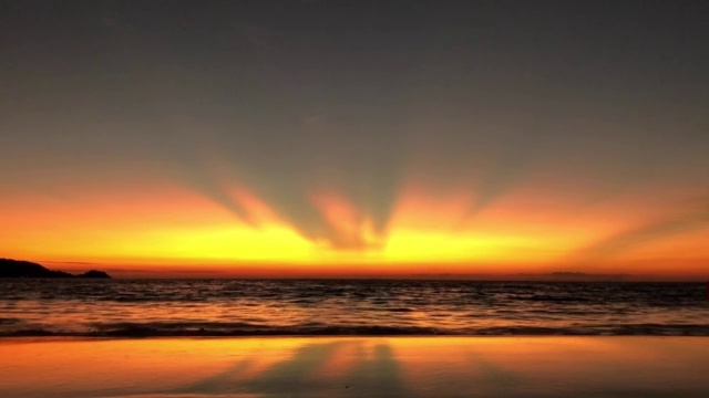 美丽壮观的日落天空映在海滩上。视频素材