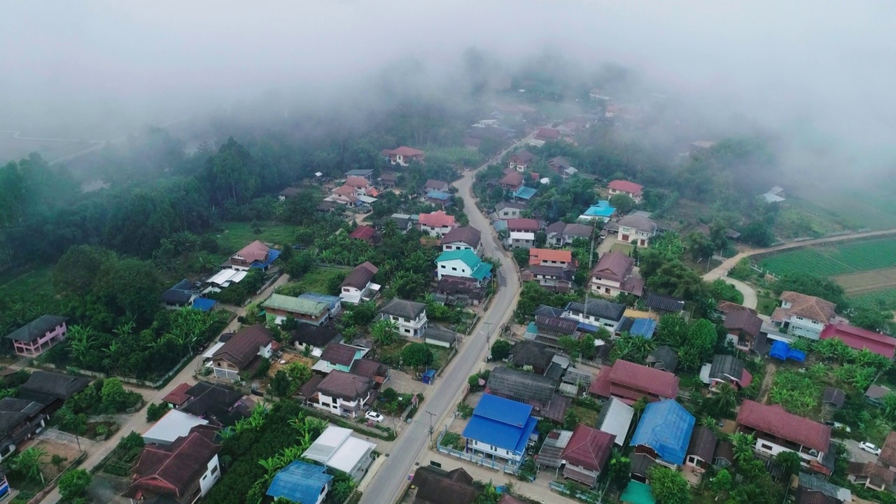 鸟瞰图美丽的早晨，在泰国北部乡村地区的河流从无人机的观点。视频素材