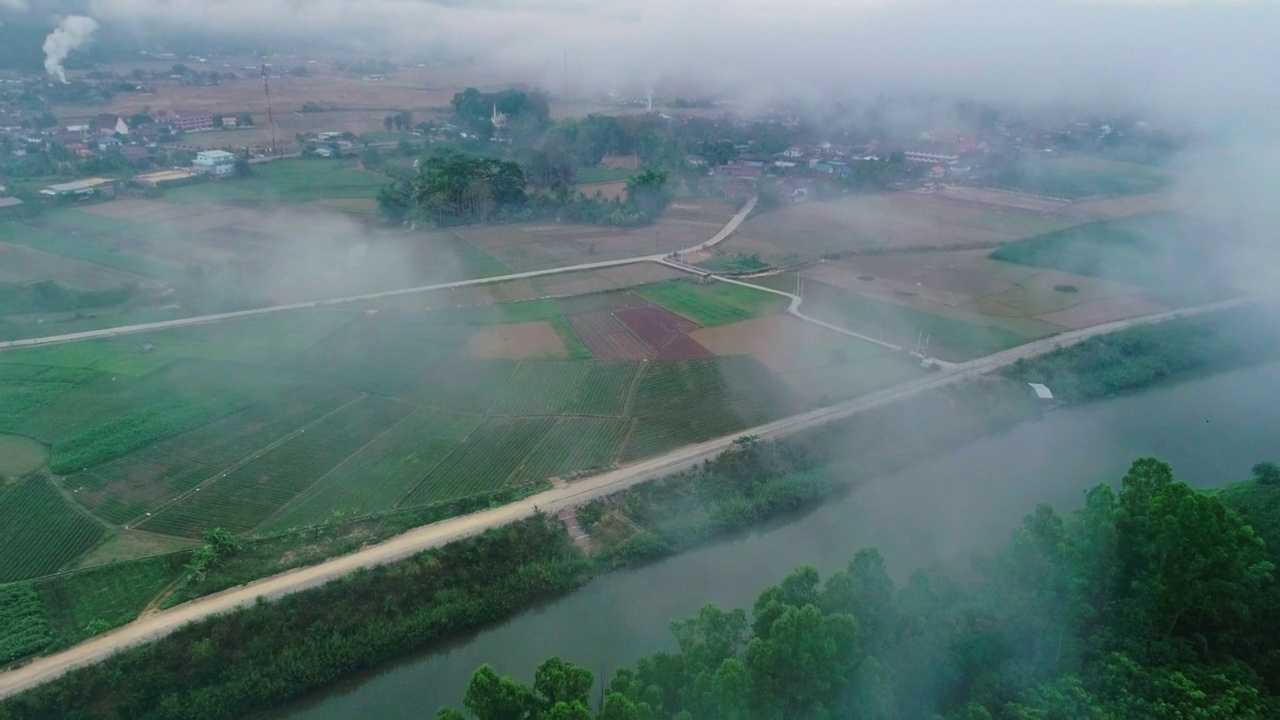 鸟瞰图美丽的早晨，在泰国北部乡村地区的河流从无人机的观点。视频素材