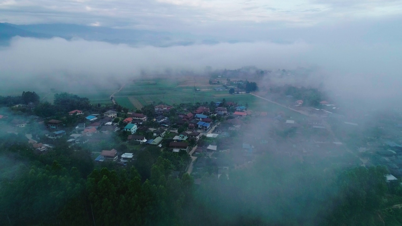 鸟瞰图美丽的早晨，在泰国北部乡村地区的河流从无人机的观点。视频素材