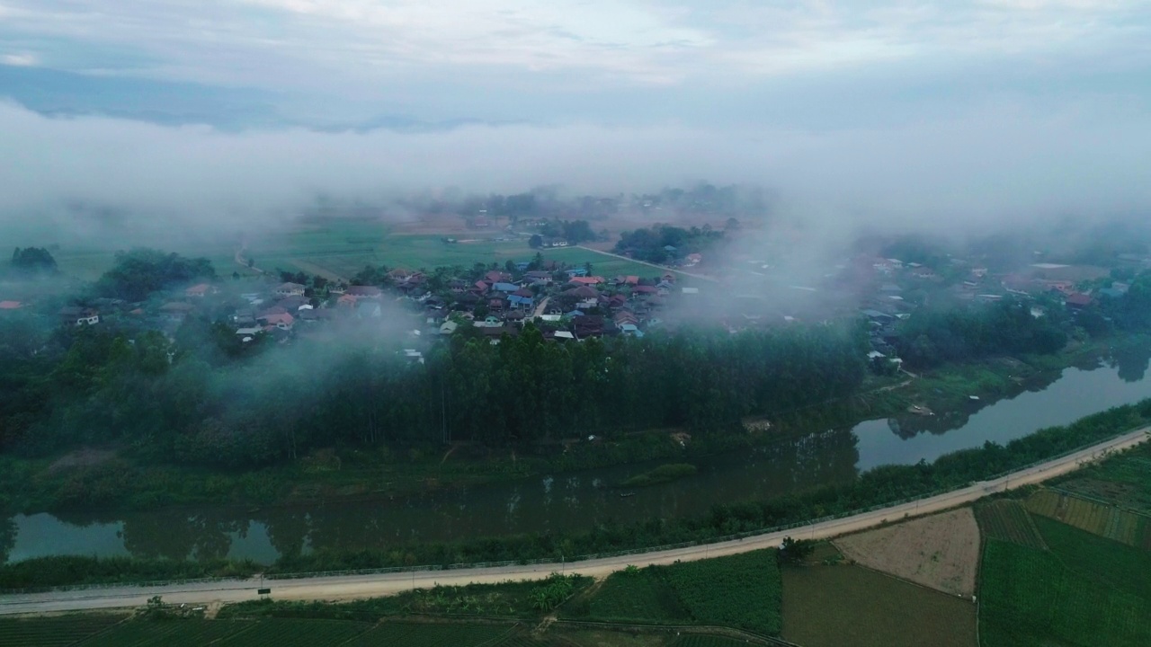 鸟瞰图美丽的早晨，在泰国北部乡村地区的河流从无人机的观点。视频素材