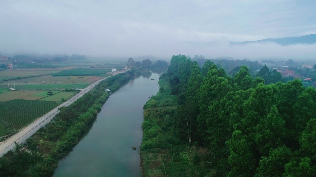 鸟瞰图美丽的早晨，在泰国北部乡村地区的河流从无人机的观点。视频素材