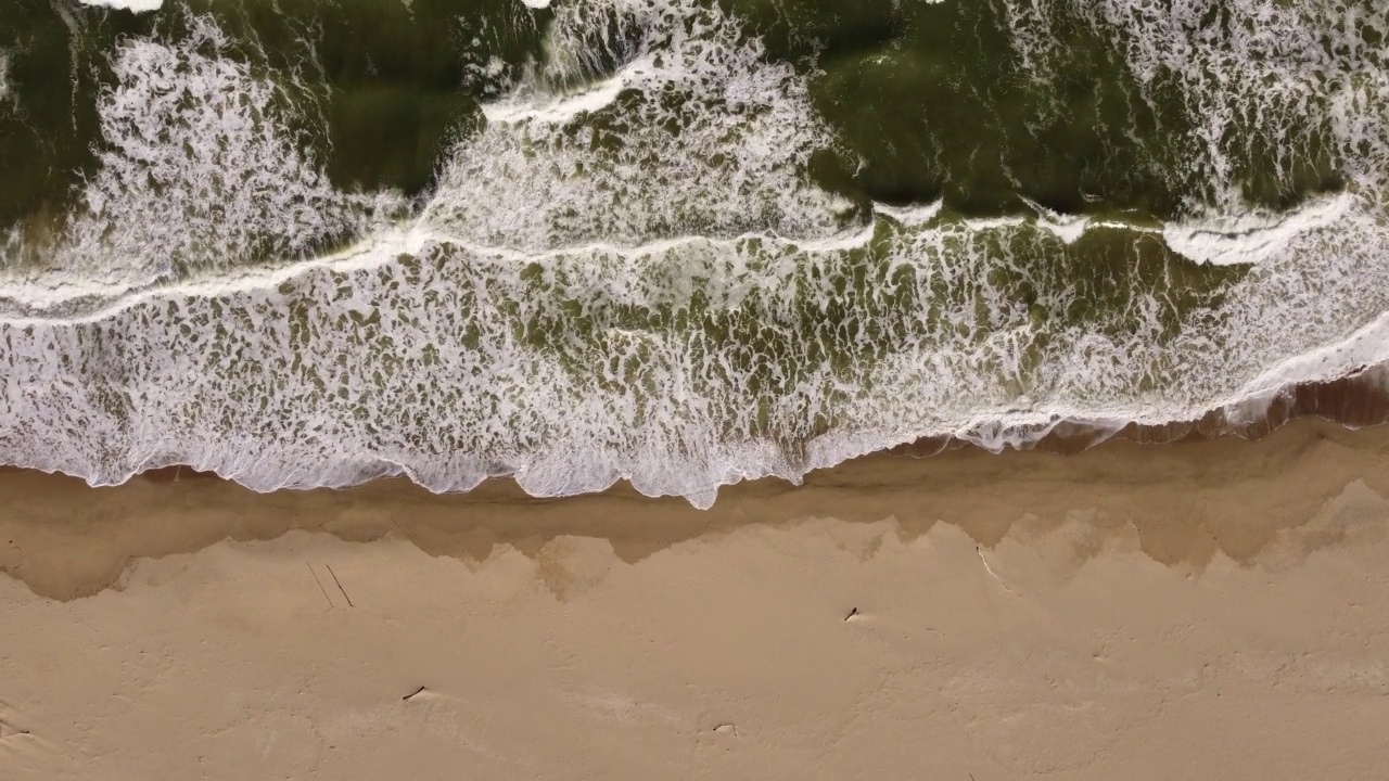 从无人机在暴风雨的海上和海岸鸟瞰图视频素材