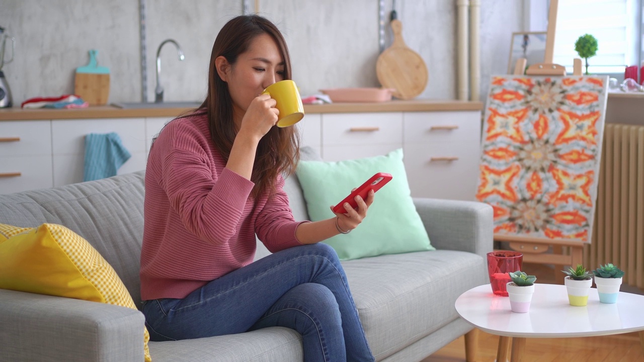 女人在家使用智能手机视频素材