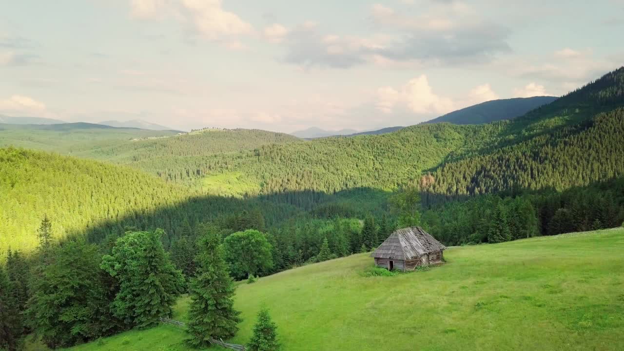 广角全景拍摄美丽的草地，山峦和树木在雪尼维尔湖旁边的雪尼维尔斯卡空地。乌克兰喀尔巴阡山脉的壮丽景色。视频素材