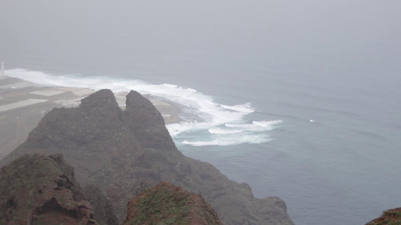 在西班牙加那利群岛特内里费岛北部的大西洋海岸，粗糙的岩石峭壁和白色的巨浪视频素材