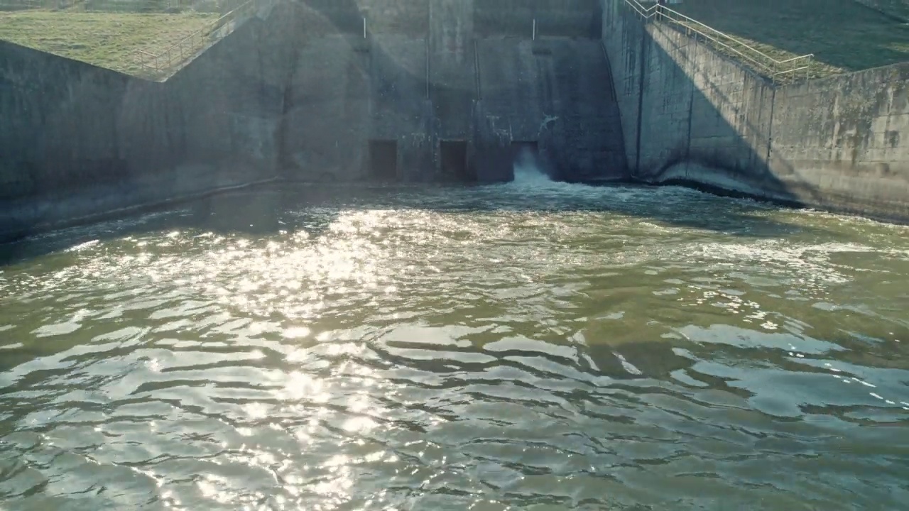 湖上大坝，水力发电厂。视频素材