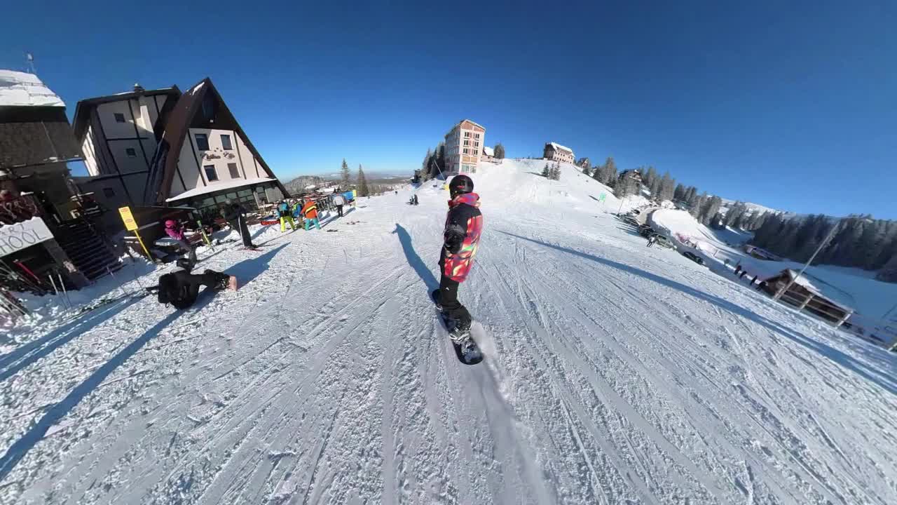 在欧洲阿尔卑斯山的山顶上滑雪视频素材