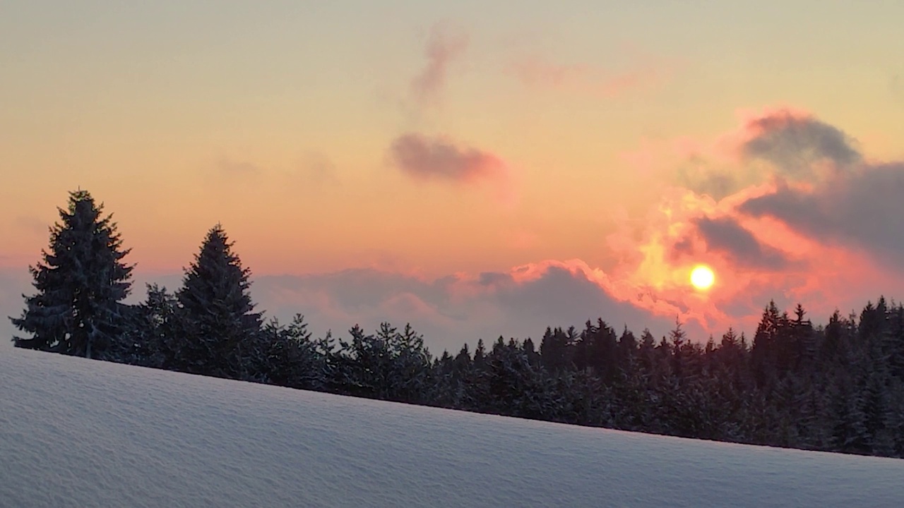 雪中的橙色夕阳视频素材