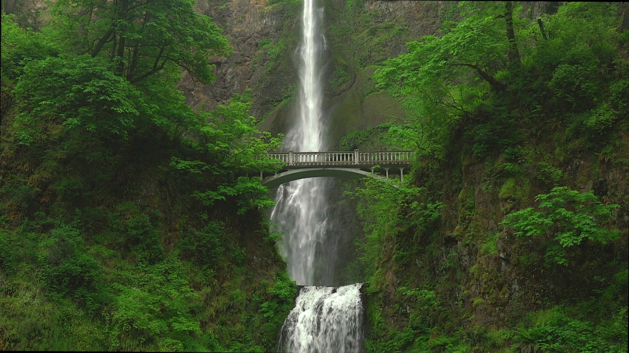 哥伦比亚河峡谷国家风景区展示的是俄勒冈州波特兰市的穆尔诺玛瀑布视频素材