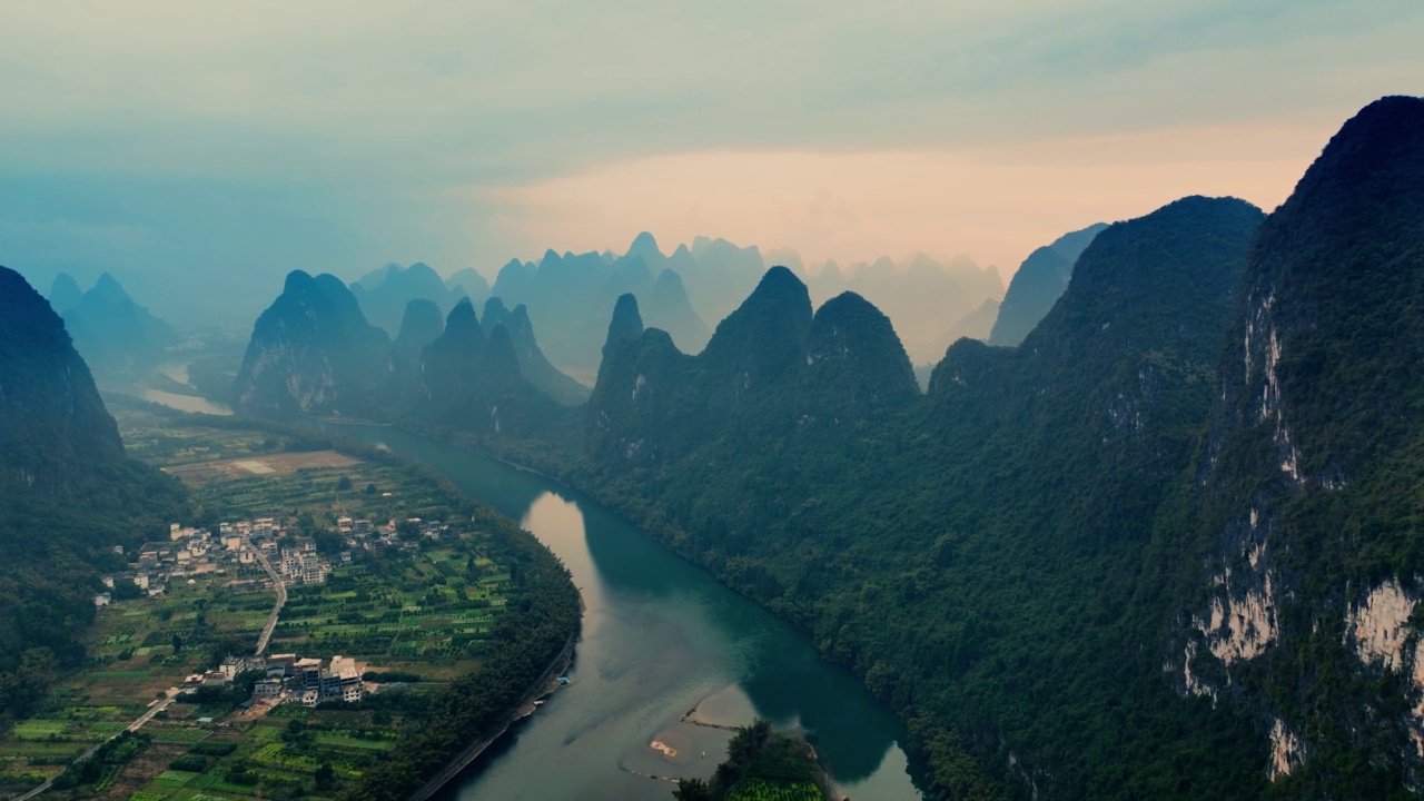 鸟瞰中国桂林美丽的山景视频素材