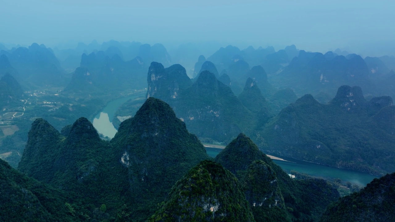 鸟瞰中国桂林美丽的山景视频素材