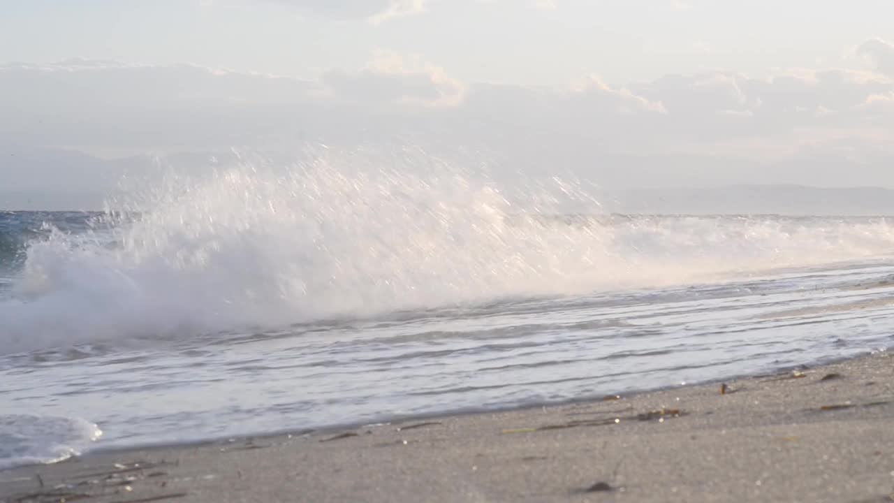 希腊的春天，海浪拍打着海滩视频素材