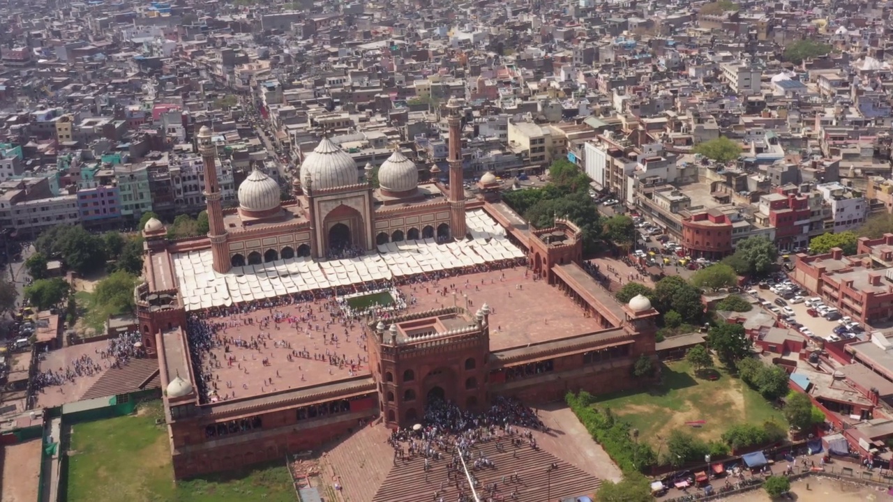 4K高角度无人机查看Jama Masjid，旧德里市场和住宅区，德里，印度-股票视频视频素材