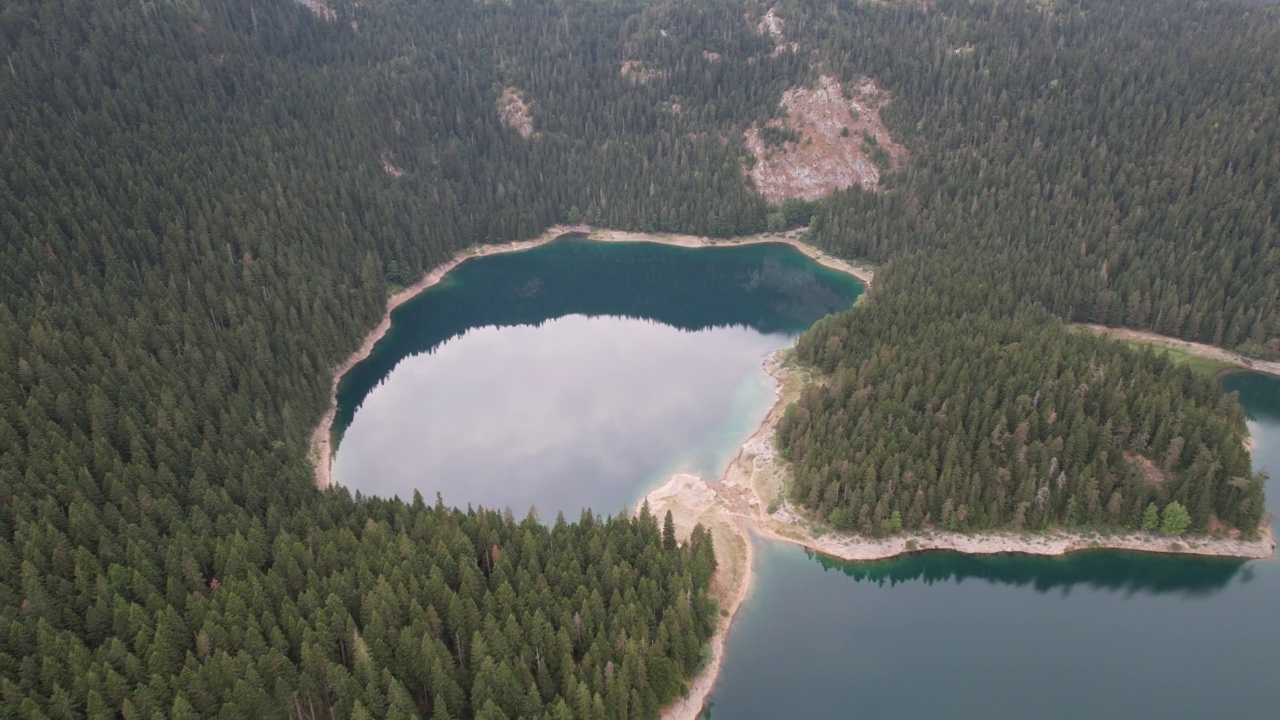 从空中俯瞰黑山的黑湖或Crno jezero, Zabljak，欧洲视频素材