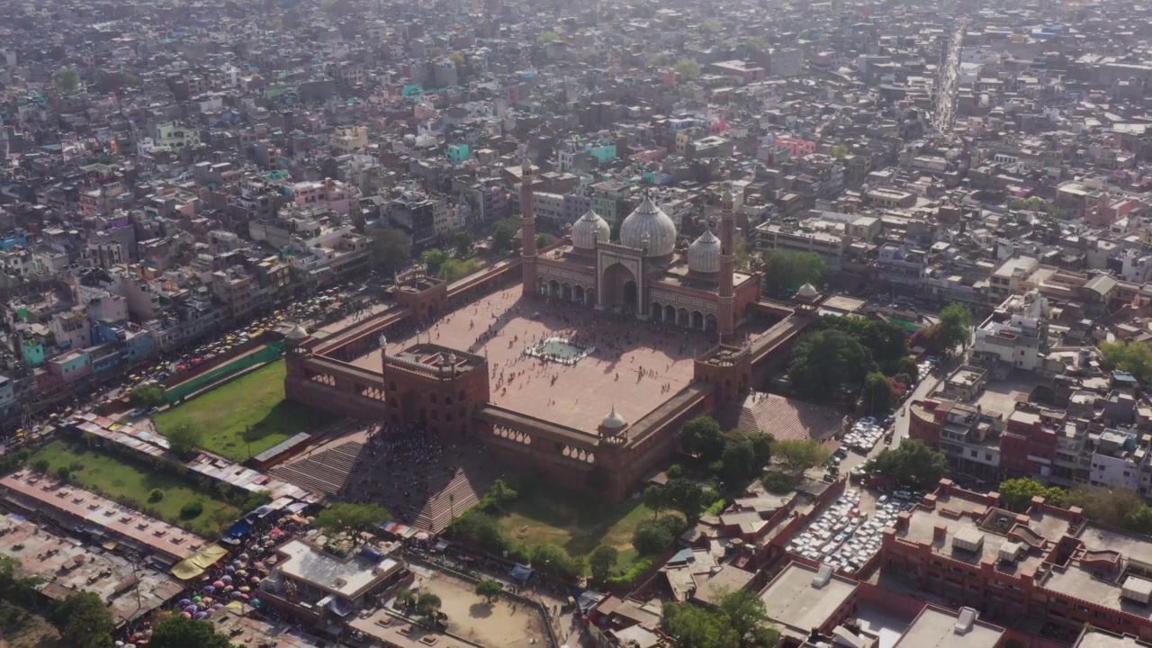 4K高角度无人机查看Jama Masjid，旧德里市场和住宅区，德里，印度-股票视频视频素材