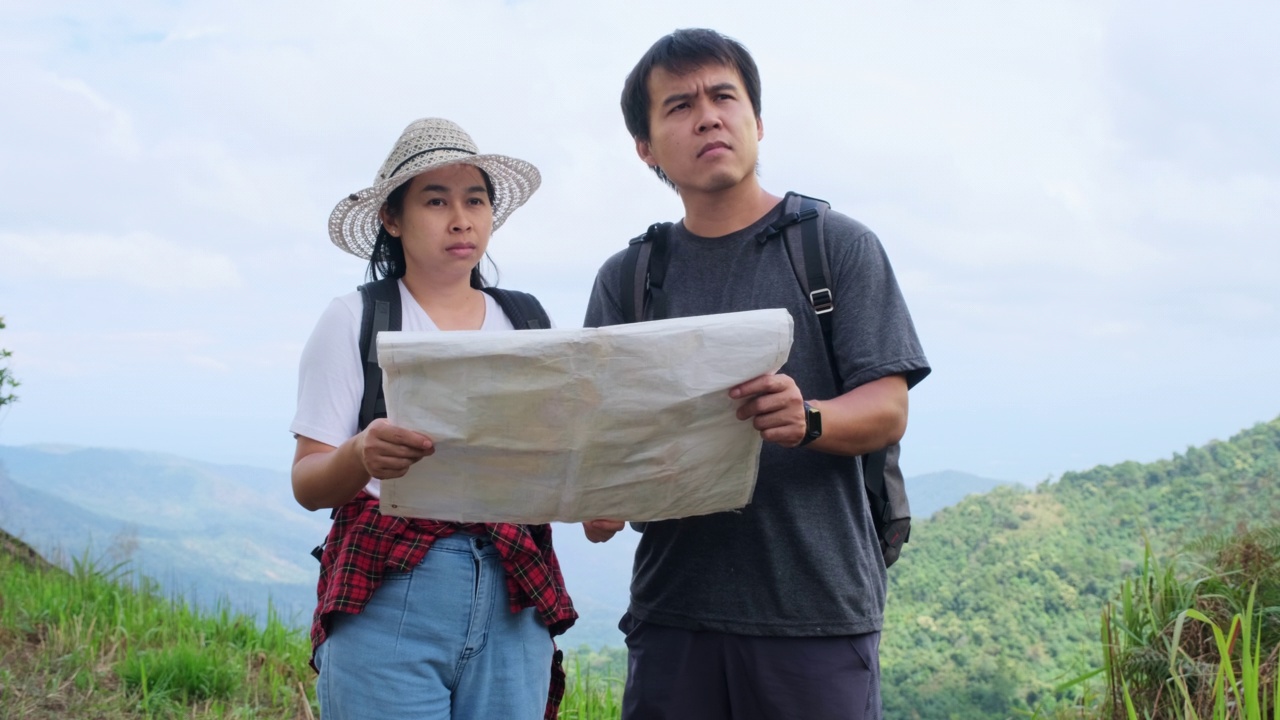 女背包客站在山顶，高举双臂，欣赏风景。旅程与成功理念视频素材