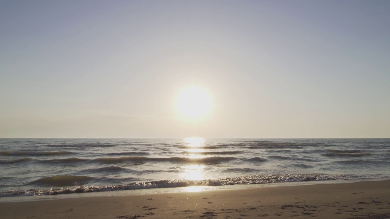 海滩上的日落。沙滩上的海浪视频素材