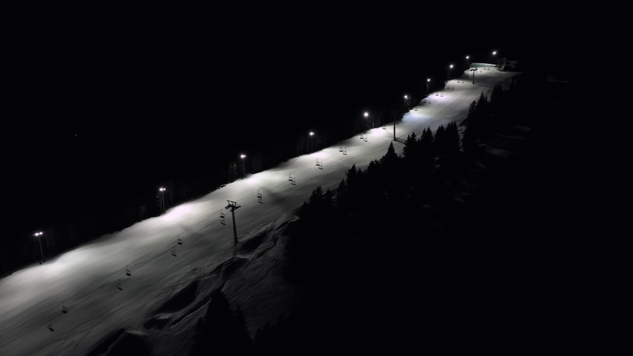 夜间滑雪坡的鸟瞰图视频素材