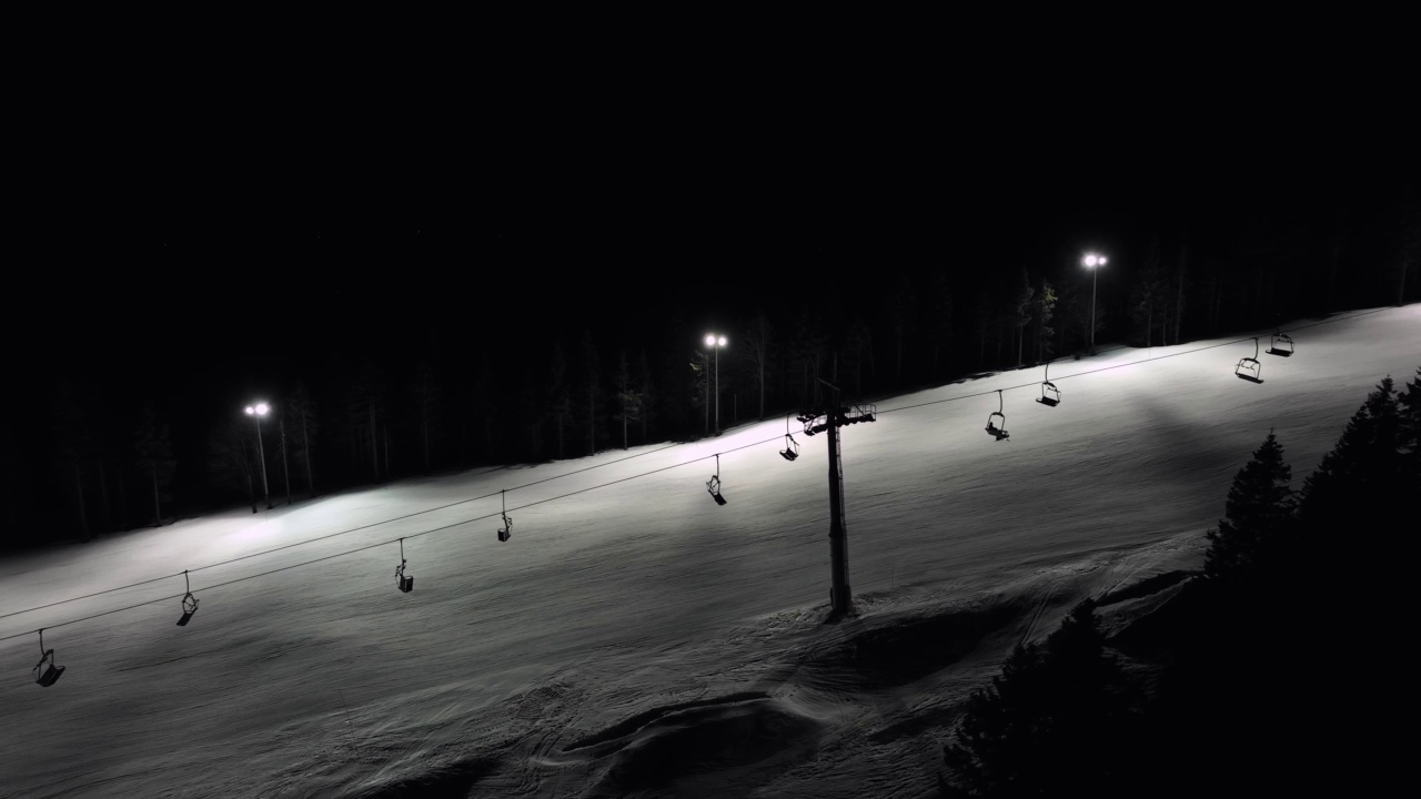 夜间滑雪坡的鸟瞰图视频素材