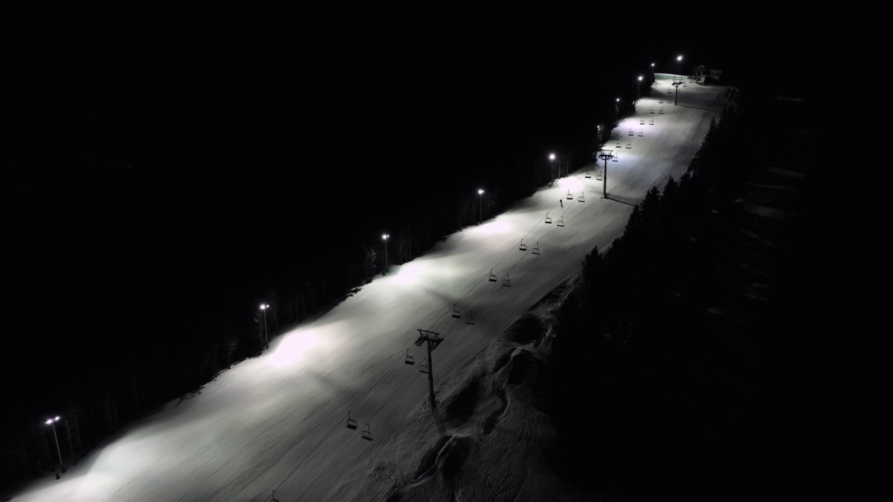 夜间滑雪坡的鸟瞰图视频素材