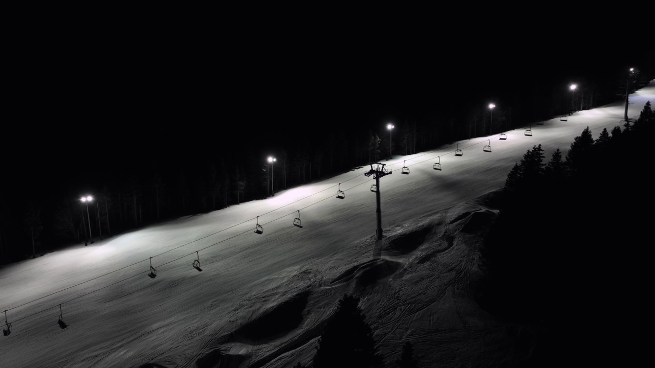 夜间滑雪坡的鸟瞰图视频素材