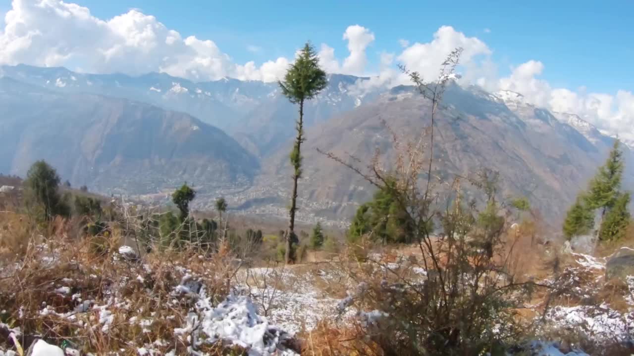 从印度喜马偕尔邦Kullu的Bijli Mahadev寺庙的山顶上看到的Kullu山谷视频素材