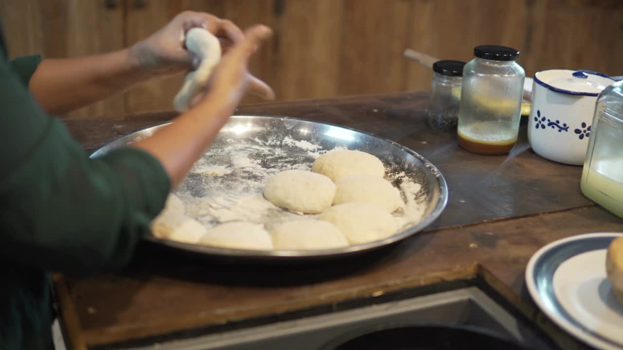 在厨房用热黄油在平底锅上煎自制的面包面团视频素材