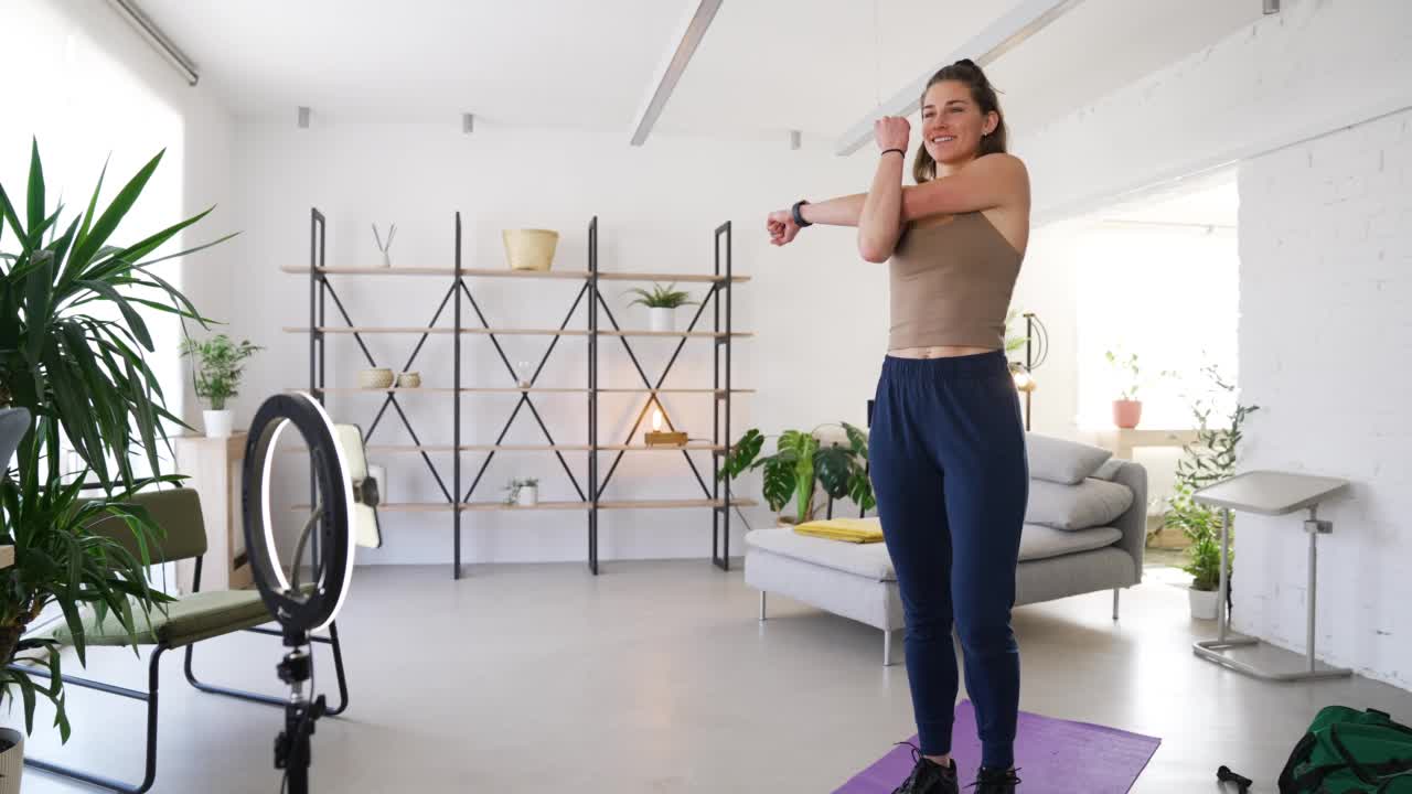 女性视频博主在家锻炼视频素材