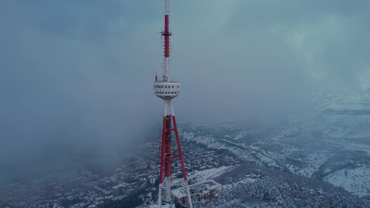 在雪城上空的云中发射桅杆视频素材