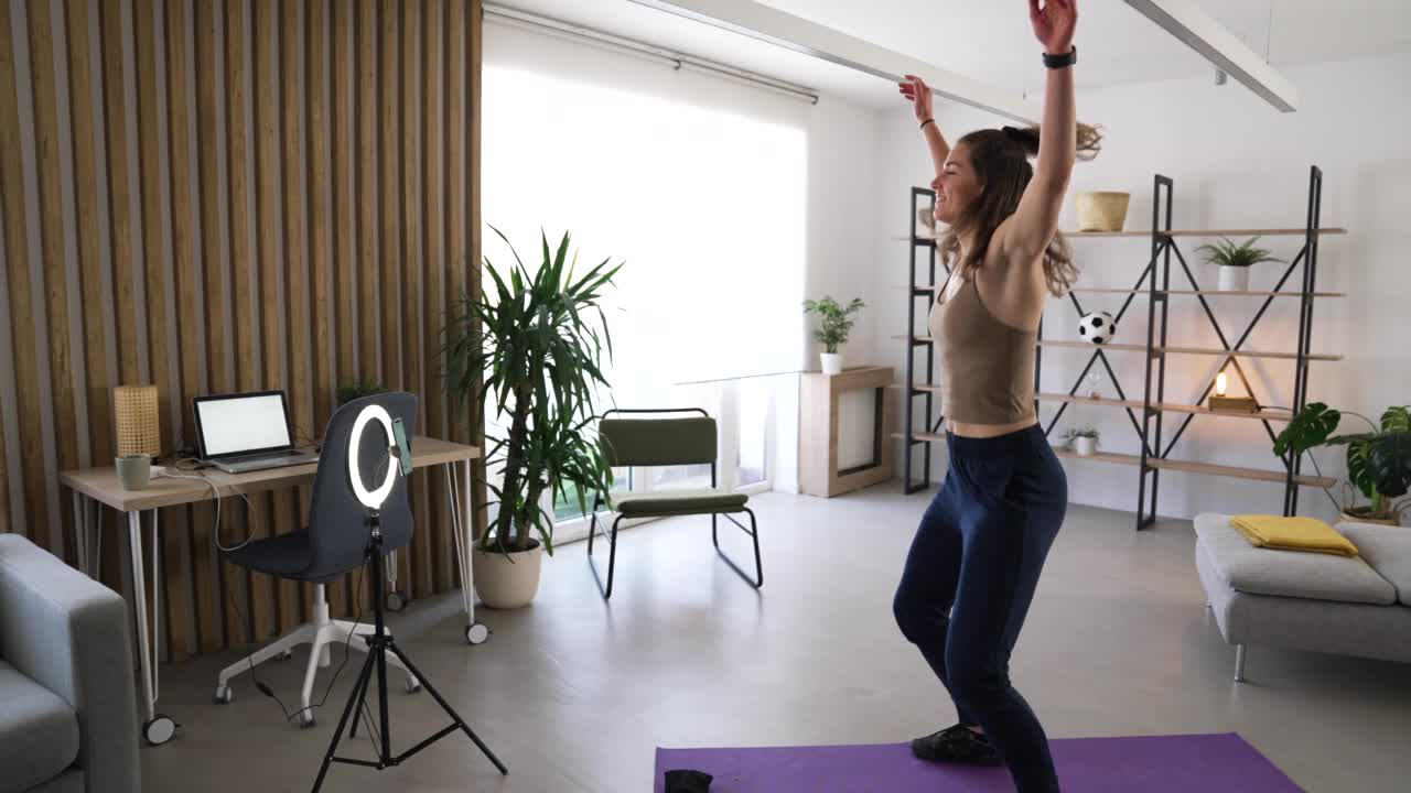 女性视频博主在家锻炼视频素材
