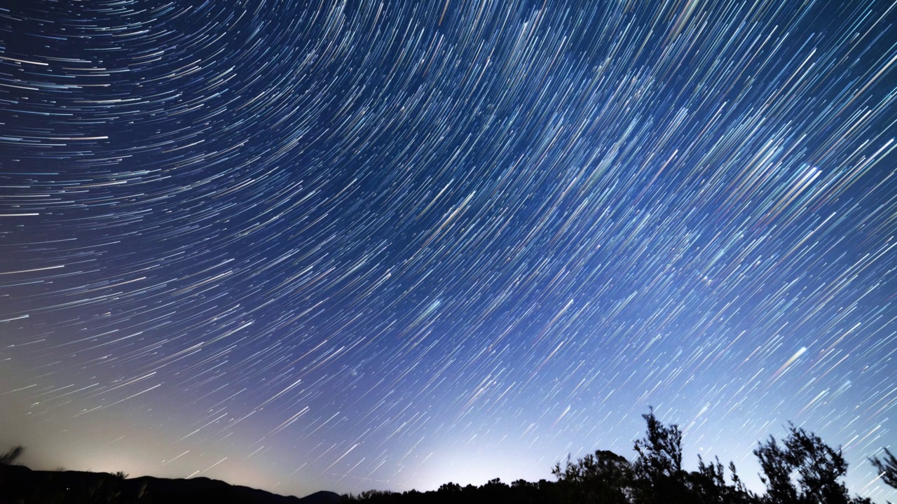 星迹的时间推移，托斯卡纳国家的夜空视频素材