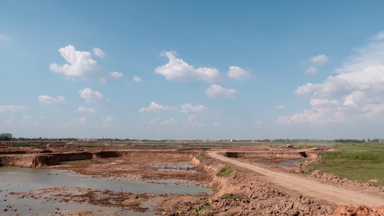 在泰国农村，施工工作的延时镜头，挖土机挖土建造水库，以在雨季提供水源视频下载