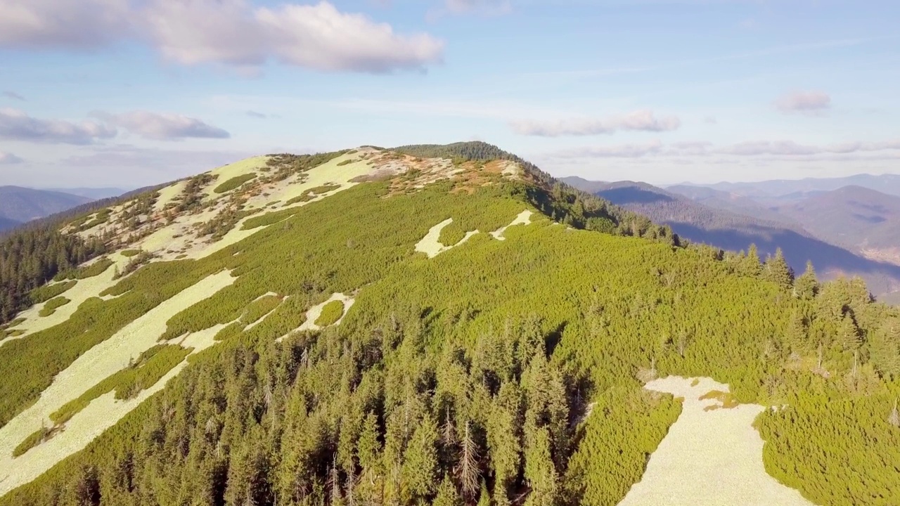 鸟瞰图上的美景。令人叹为观止的风景与全景山脉景观-喀尔巴阡山脉，辛尼维尔山口，卡缅卡山，乌克兰。4k格式的高质量拍摄视频素材