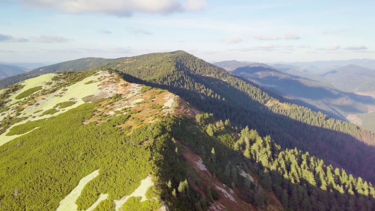 鸟瞰图上的美景。令人叹为观止的风景与全景山脉景观-喀尔巴阡山脉，辛尼维尔山口，卡缅卡山，乌克兰。4k格式的高质量拍摄视频素材