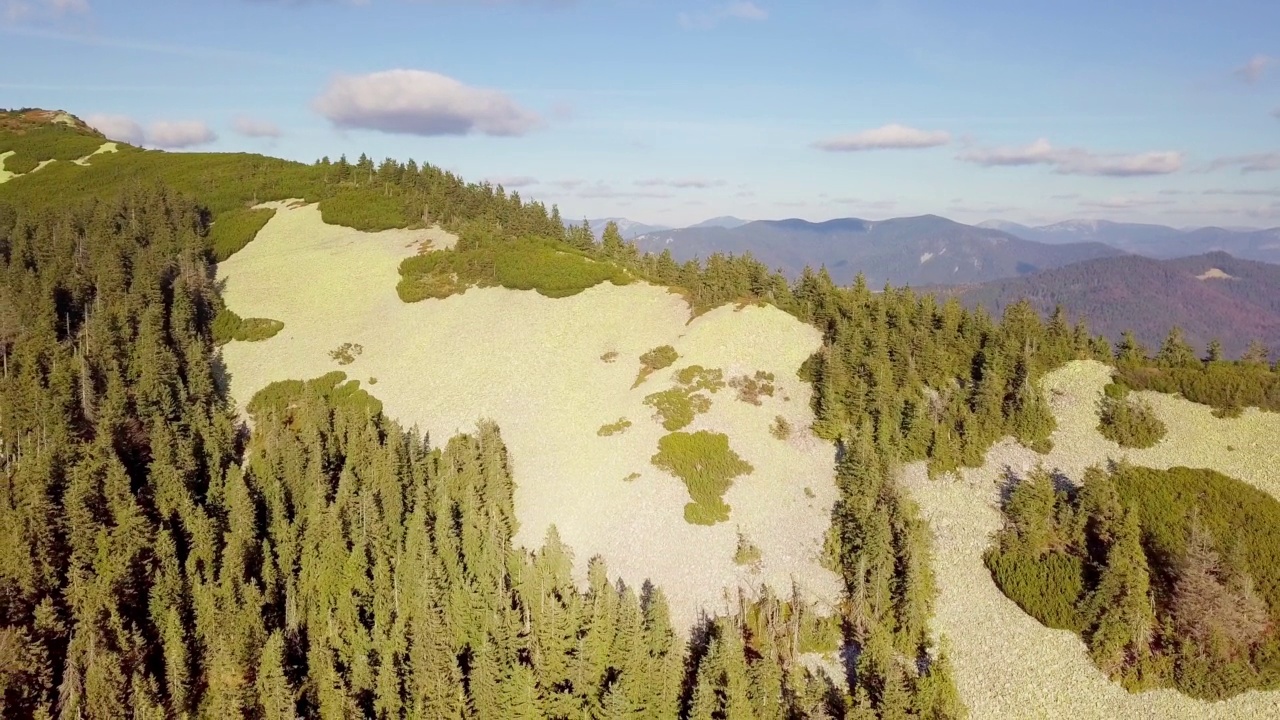 鸟瞰图上的美景。令人叹为观止的风景与全景山脉景观-喀尔巴阡山脉，辛尼维尔山口，卡缅卡山，乌克兰。4k格式的高质量拍摄视频素材