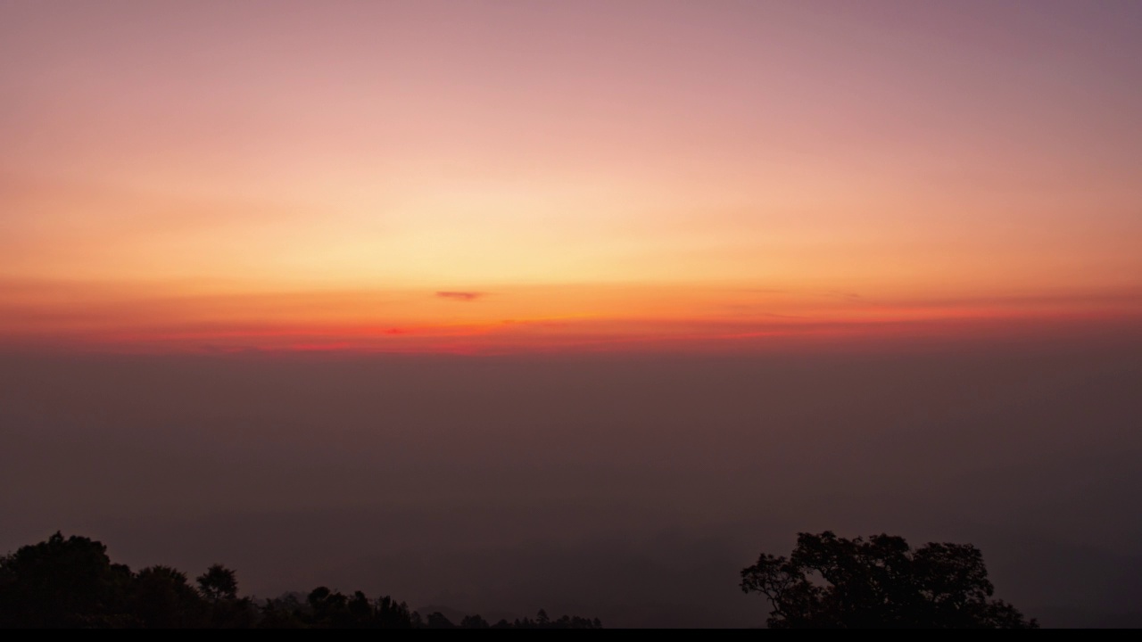 时间的推移，太阳和云朵在夕阳下的山谷中奔跑视频素材