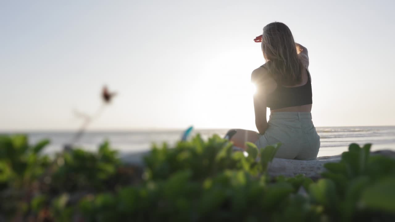 在海滩上看冲浪的女人视频素材