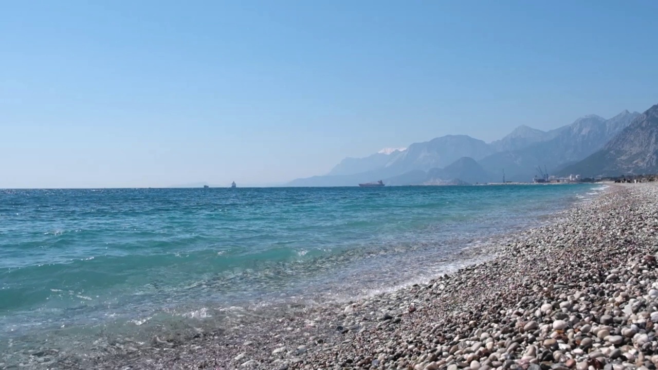 海浪拍打着海岸视频素材