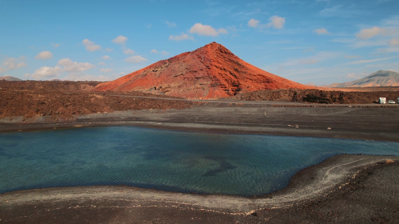 鸟瞰兰萨罗特岛的绿色火山湖。西班牙视频素材