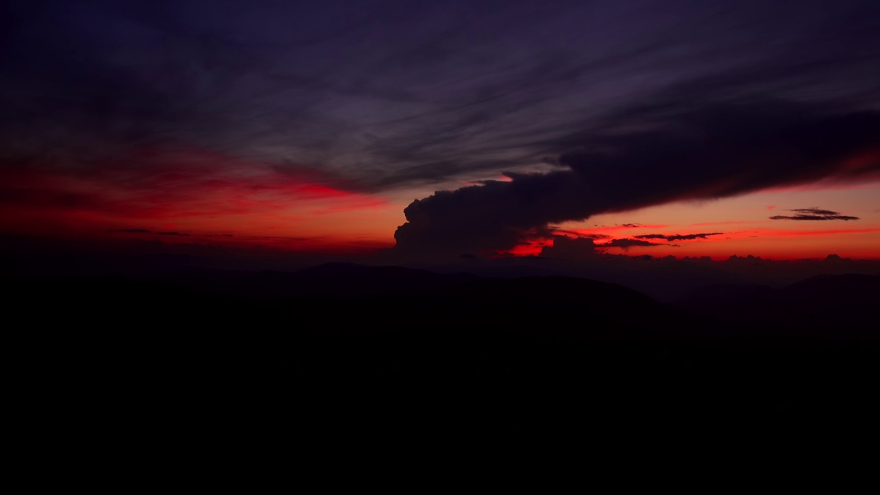 迷人的夜景，天空中有红色的阳光。视频素材