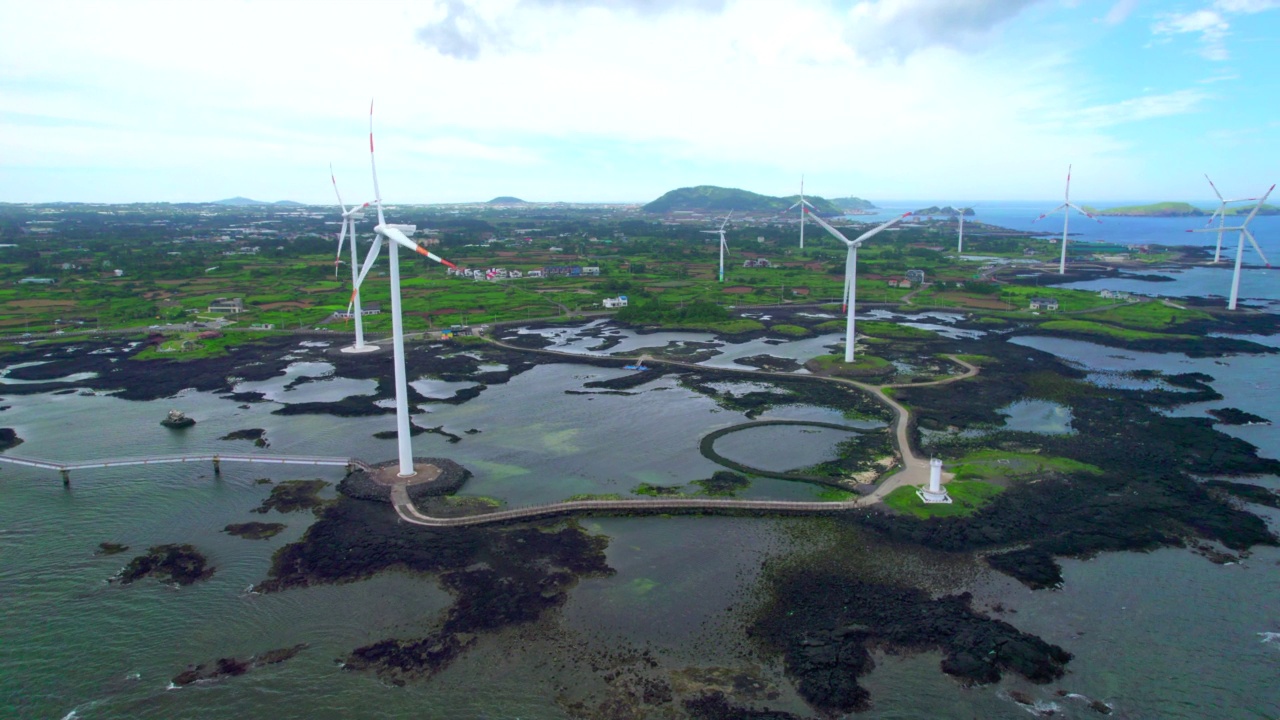 位于韩国济州济州市的Hangyeong郡的Sinchang风车海岸、Singyemul公园和风力涡轮机视频素材