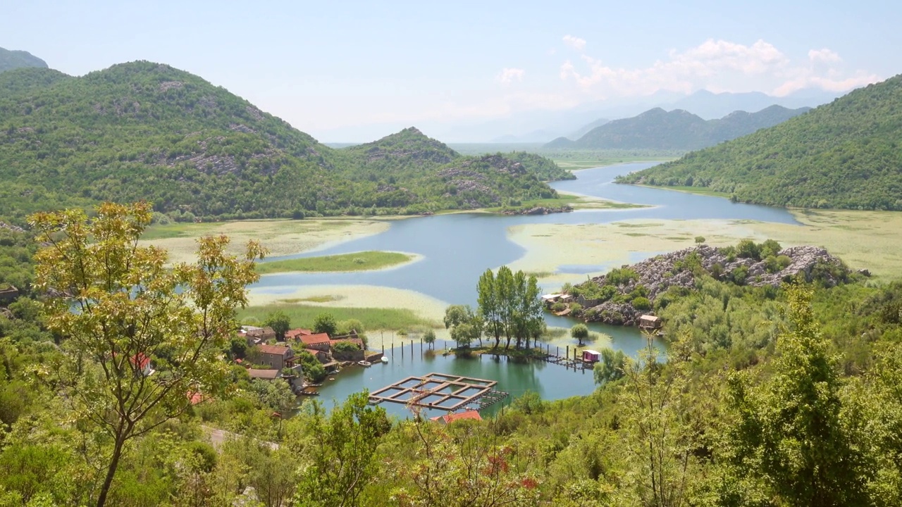 阳光明媚的日子里，迷人的里耶卡·克诺耶维卡山谷。视频素材