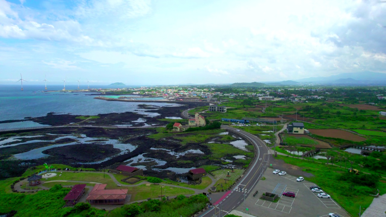 韩国济州济州市汉营郡新昌风车海岸路的风景视频素材