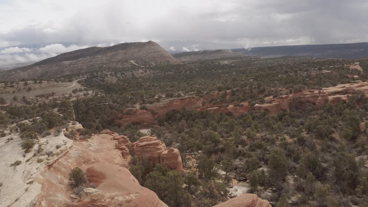 空中透视砂岩露头和侵蚀岩石表面晚冬风暴云景在干旱的科罗拉多气候沙漠视频系列视频素材