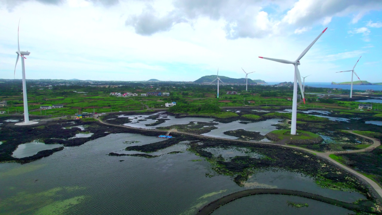 位于韩国济州济州市的Hangyeong郡的Sinchang风车海岸、Singyemul公园和风力涡轮机视频素材