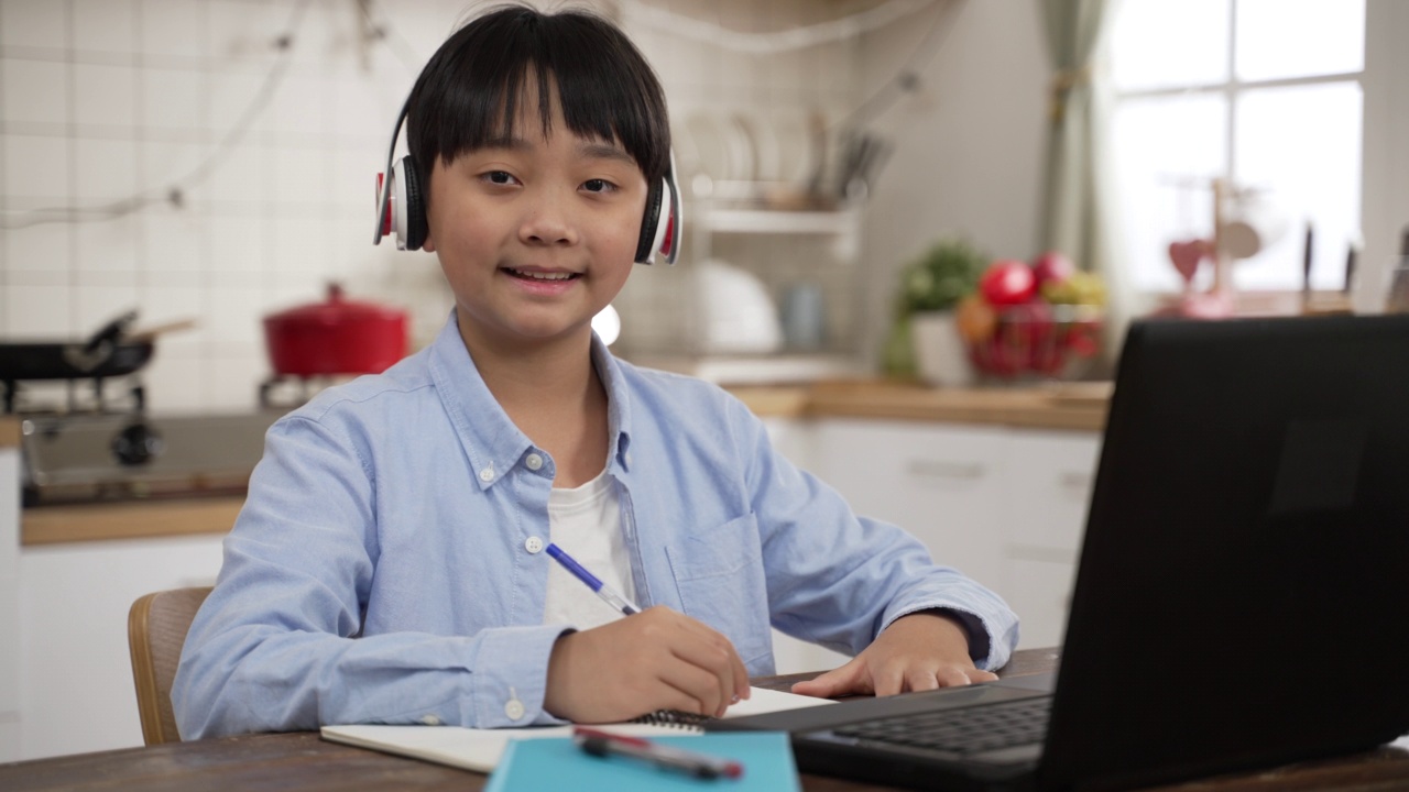 学校男生学生远程学习在线课堂在家里看着摄像机。视频电话会议远程课程教育理念视频素材