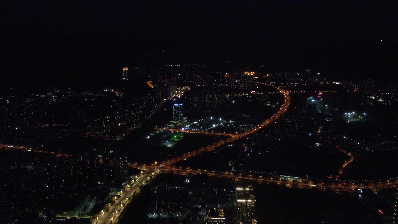 霓虹灯照亮了城市的夜空视频素材