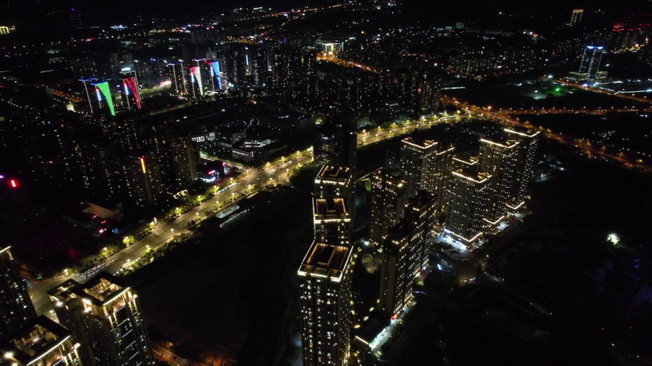 霓虹灯照亮了城市的夜空视频素材