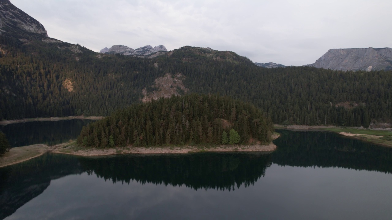 从空中俯瞰黑山的黑湖或Crno jezero, Zabljak，欧洲视频素材